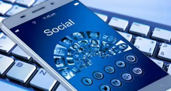 Des règles plus strictes pour les pubs politiques sur Facebook et Twitter