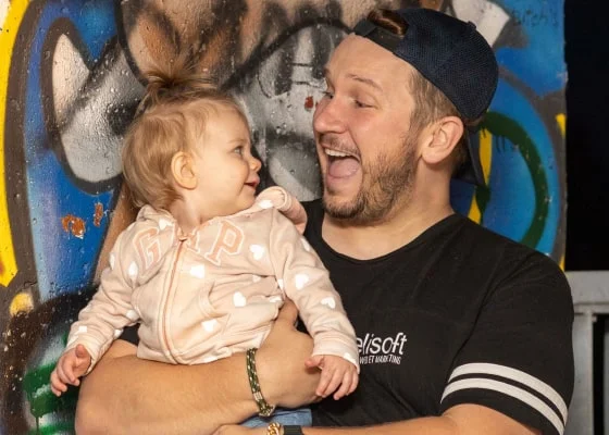 Ce père monoparental ayant fait appel à une mère porteuse au Québec raconte son parcours